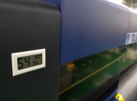 Built-in temperature and humidity display